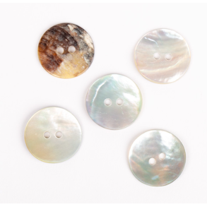 DROPS knap nr. 522: hvid perlemor 20mm.  Prisen er pr. stk.