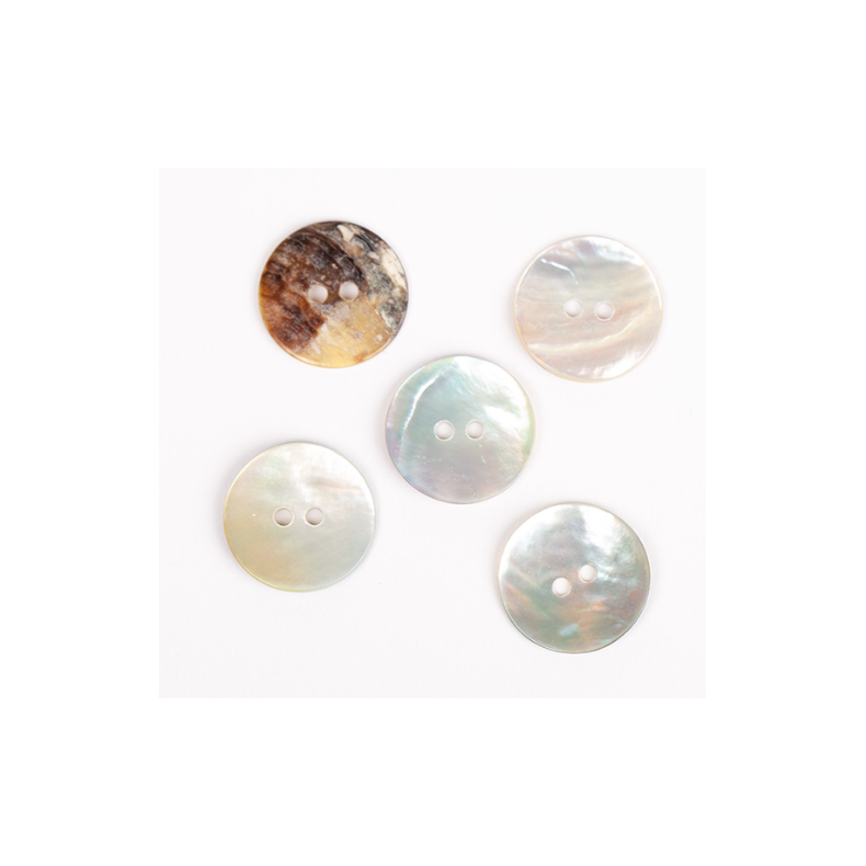 DROPS knap nr. 522: hvid perlemor 20mm.  Prisen er pr. stk.