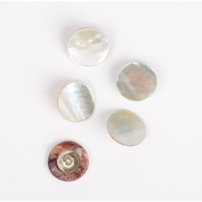 DROPS knap nr. 523: hvid perlemor u/hul 15mm.  Prisen er pr. stk.