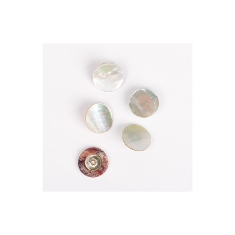 DROPS knap nr. 523: hvid perlemor u/hul 15mm.  Prisen er pr. stk.