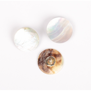 DROPS knap nr. 524: hvid perlemor u/hul 20mm. Prisen er pr. stk.