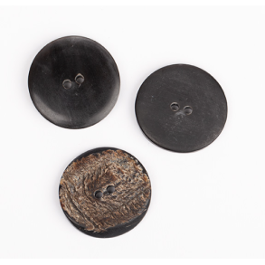 DROPS knap nr. 538: kantet bffelhorn 25mm. Prisen er pr. stk.