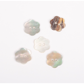 DROPS knap nr. 600: hvid perlemorsblomst 15mm. Prisen er pr. stk.