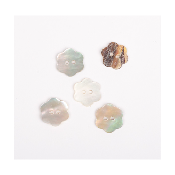 DROPS knap nr. 600: hvid perlemorsblomst 15mm. Prisen er pr. stk.