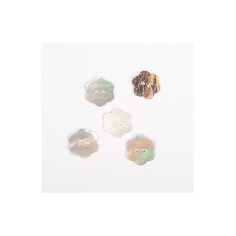 DROPS knap nr. 600: hvid perlemorsblomst 15mm. Prisen er pr. stk.